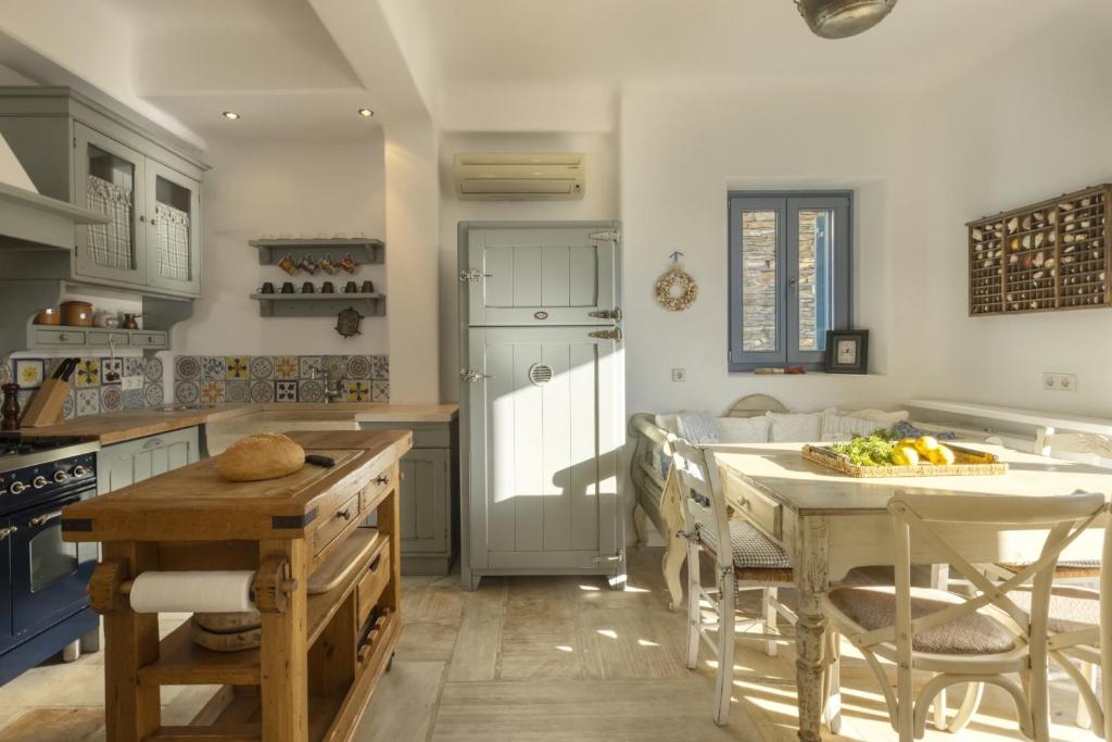 Kuchyňa alebo kuchynka v ubytovaní Seaside luxury villa