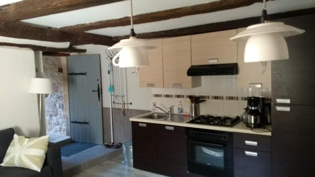 Kuchyň nebo kuchyňský kout v ubytování Domaine de Cadenne