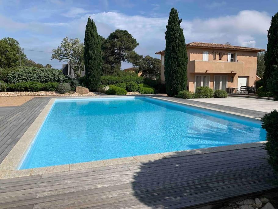 une grande piscine bleue devant une maison dans l'établissement Villa VESTA 62m2 à St Cyprien 700 m de la plage et du village, à Lecci