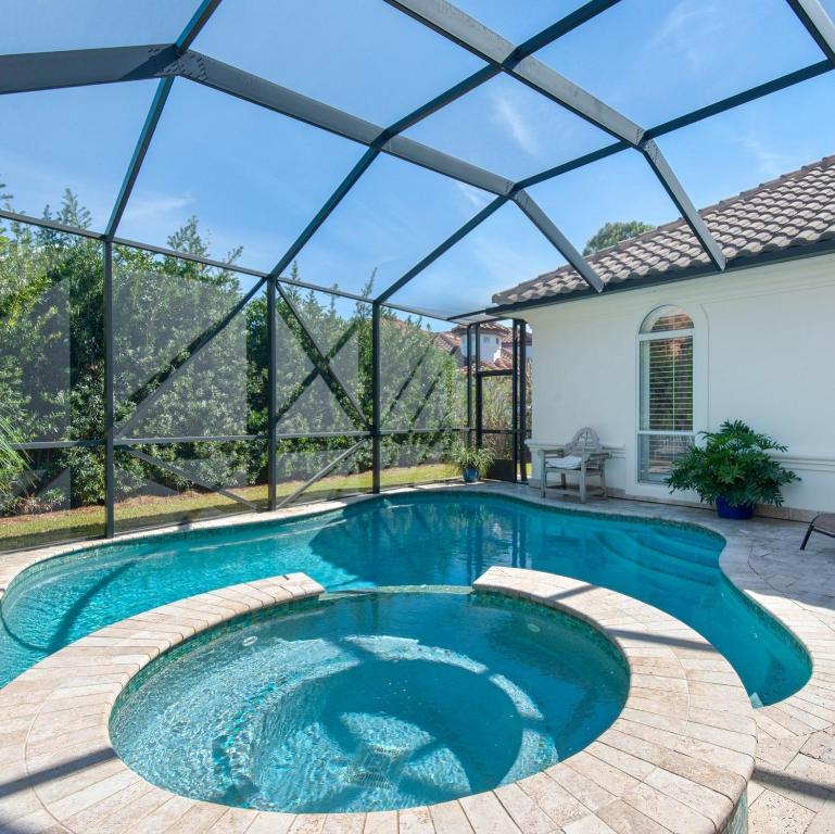 Πισίνα στο ή κοντά στο The Cove by Newman-Dailey