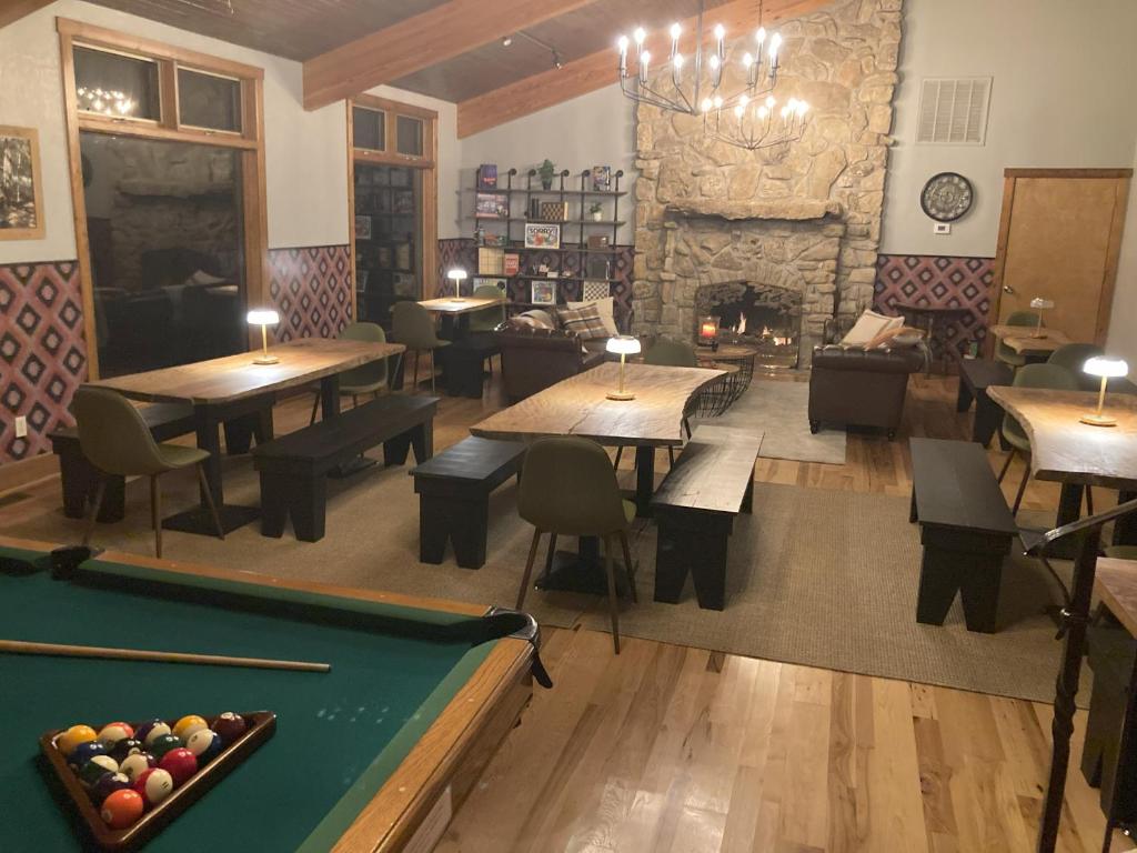 ein Restaurant mit Billardtisch und Kamin in der Unterkunft Country Mountain Inn in Eureka Springs