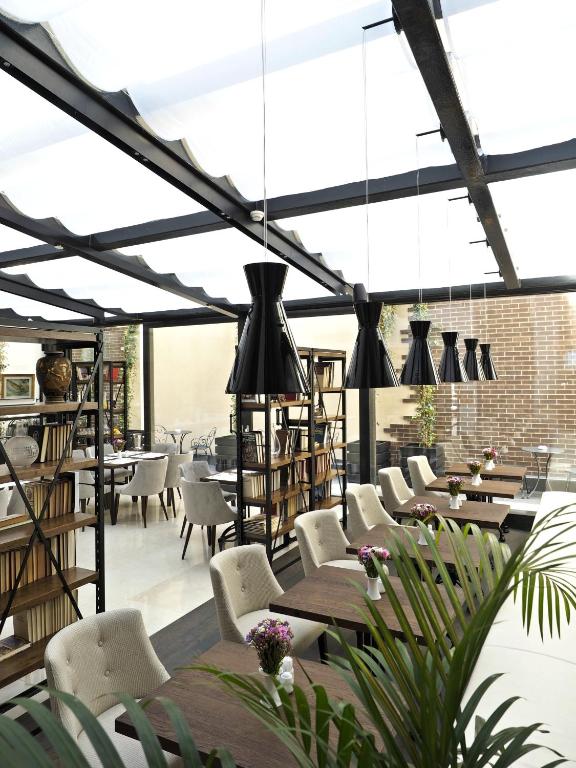 Posezení v ubytování Envoy Hotel