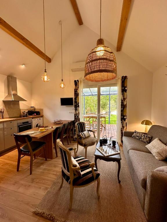 un salon avec un canapé et une table dans l'établissement La cabotte du renard, à Auxey-Duresses