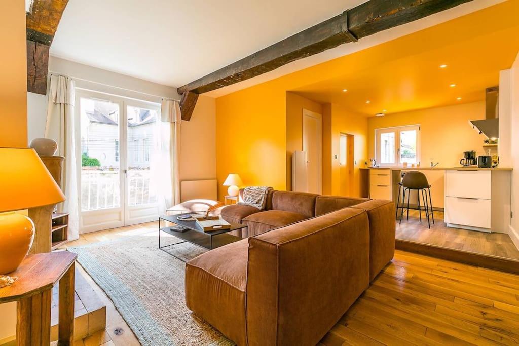 un salon avec un canapé et une table dans l'établissement Orangerie Jeannin, à Dijon