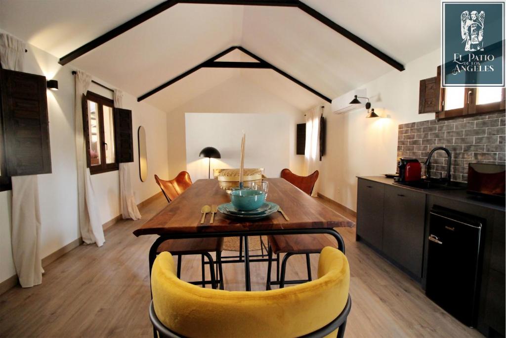 a kitchen and dining room with a table and chairs at Patio de los Ángeles in Toledo