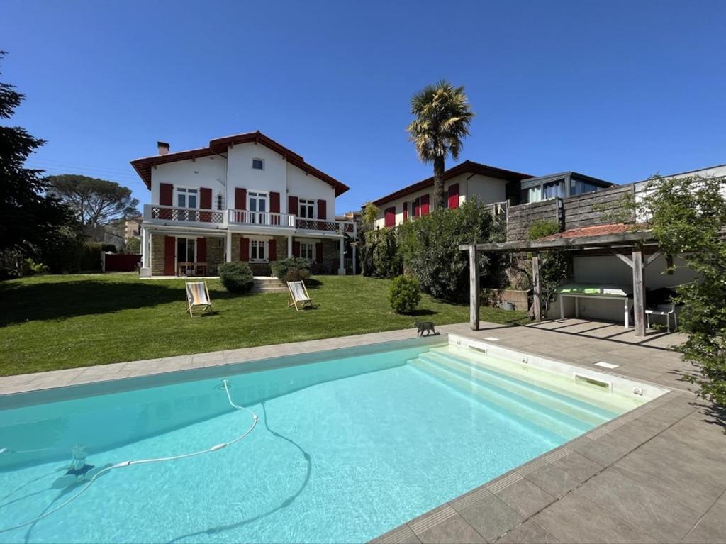 une piscine devant une maison dans l'établissement Vallons Bayonne - Aritxague - Maison - piscine, à Bayonne