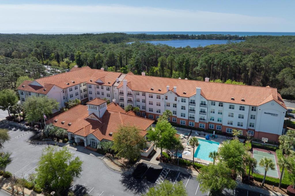德斯坦的住宿－聖丹斯汀格蘭德大道住宿酒店，享有带游泳池的度假村的空中景致