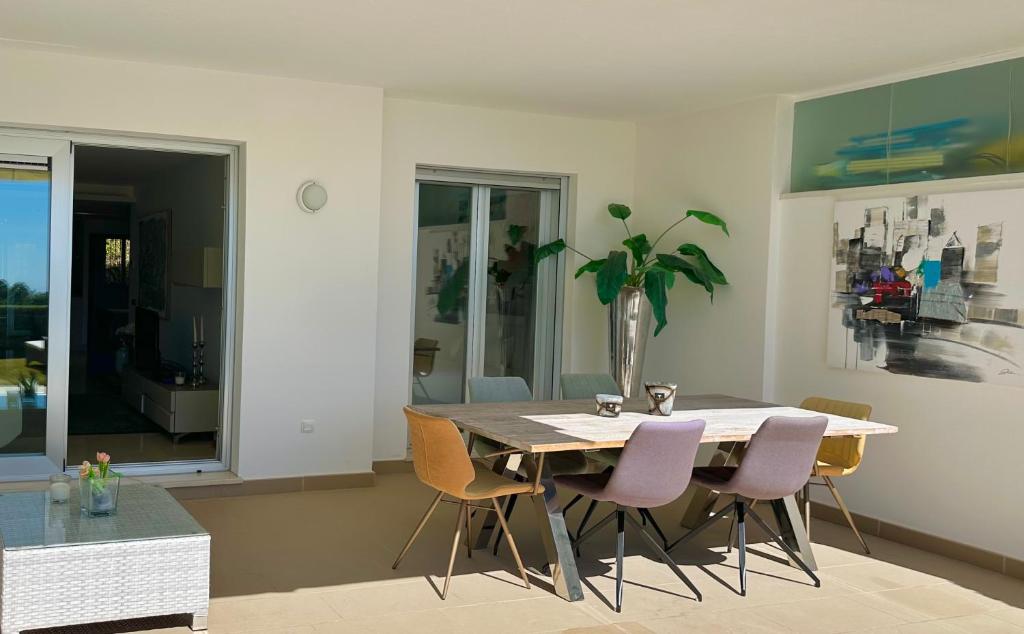 ein Esszimmer mit einem Tisch und Stühlen in der Unterkunft La Floresta Sur Apartment Sunshine1 in La Mairena