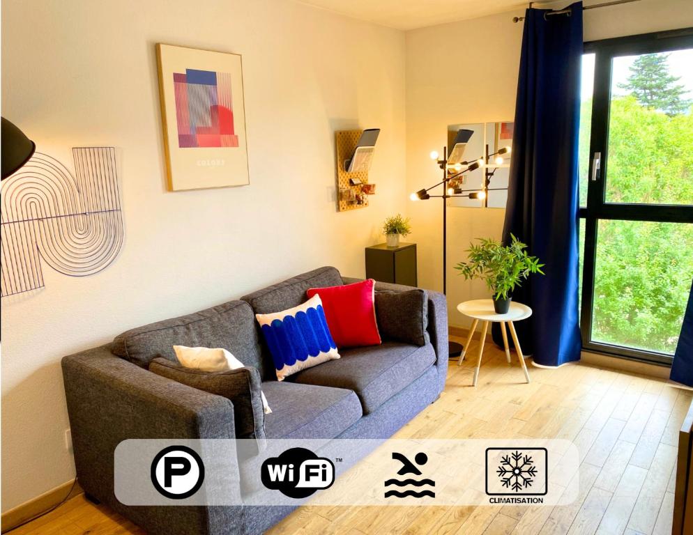 ein Wohnzimmer mit einem Sofa und einem Fenster in der Unterkunft Ma place au sud Aix Parking in Aix-en-Provence