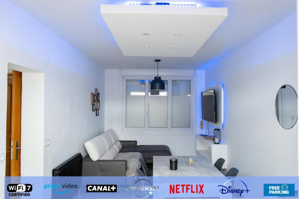 ein Wohnzimmer mit Sofa und Fernseher in der Unterkunft Maison charmante et spacieuse-terrasse près du centre ville in Amiens