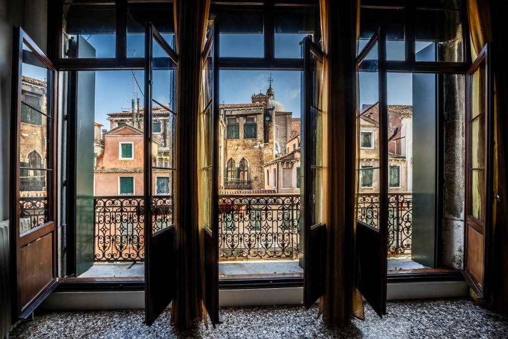 une fenêtre ouverte avec vue sur la ville dans l'établissement Savoia e jolanda Apartments, à Venise
