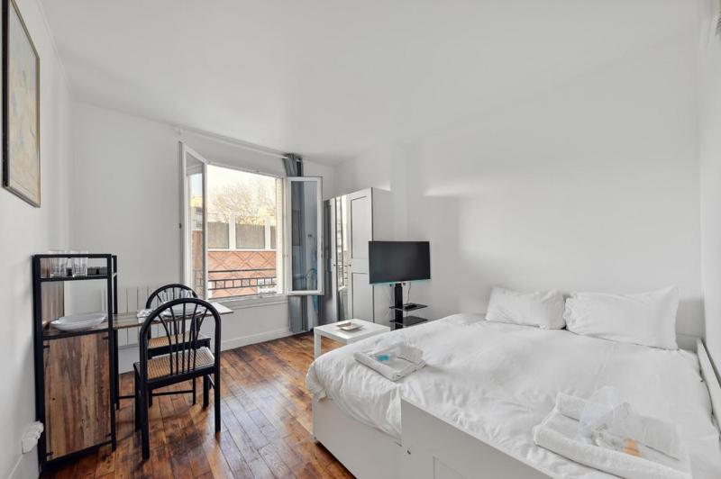 une chambre avec un lit, une table et une chaise dans l'établissement 516 Suite Champion - Superb apartment in Paris, à Paris