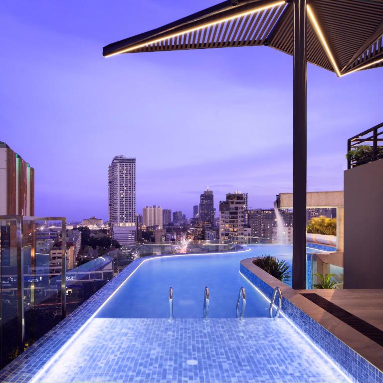 Bazén v ubytování Chaiya Palace Hotel nebo v jeho okolí