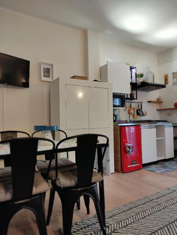 a room with a table and chairs and a kitchen at Appartamento relax Svitlana in Castel di Sangro