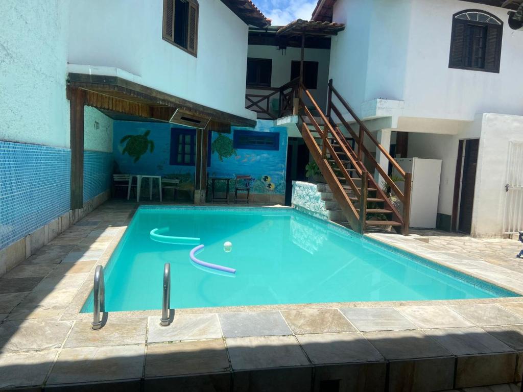 a swimming pool in the middle of a building at Hospedagem Recanto dos Anjos in Arraial do Cabo