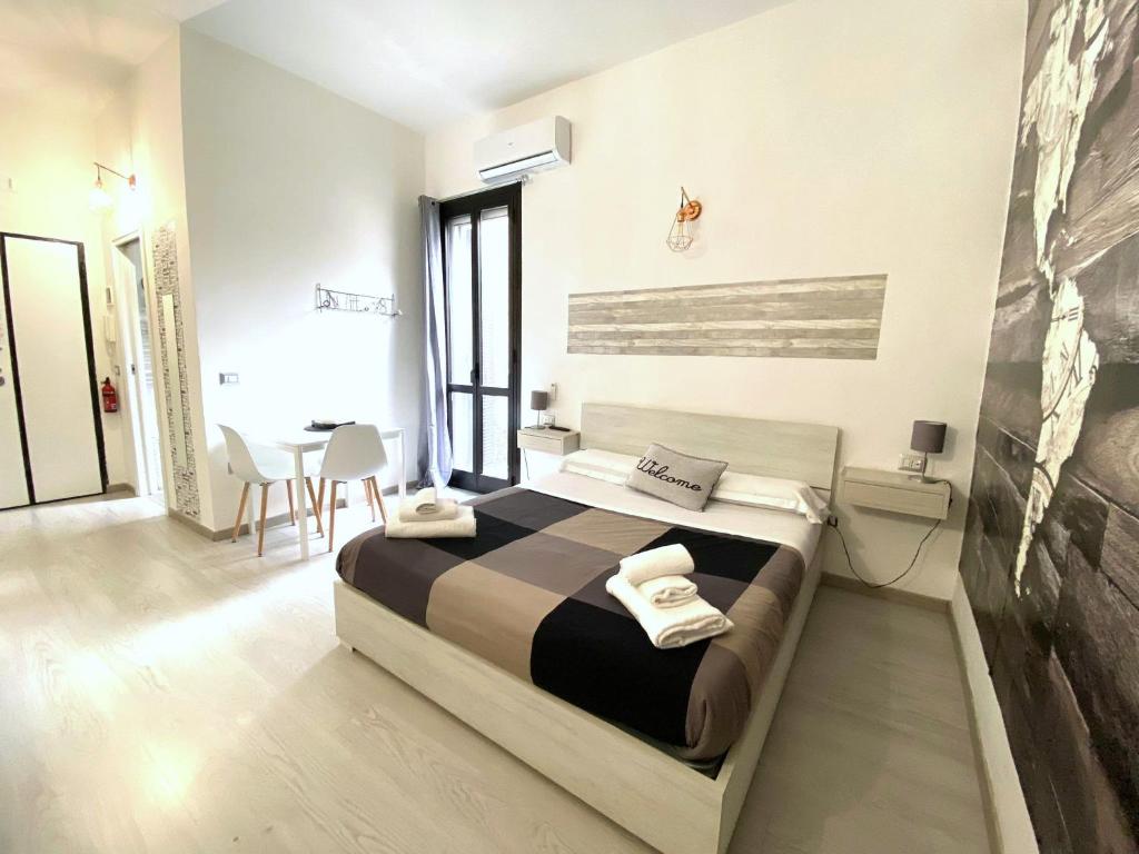 een slaapkamer met een groot bed in een kamer bij Newhouse CRISPI 78 in Bari