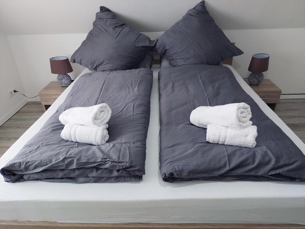 een bed met twee handdoeken erop bij Cozy Home in Heide, Schneverdingen in Schneverdingen