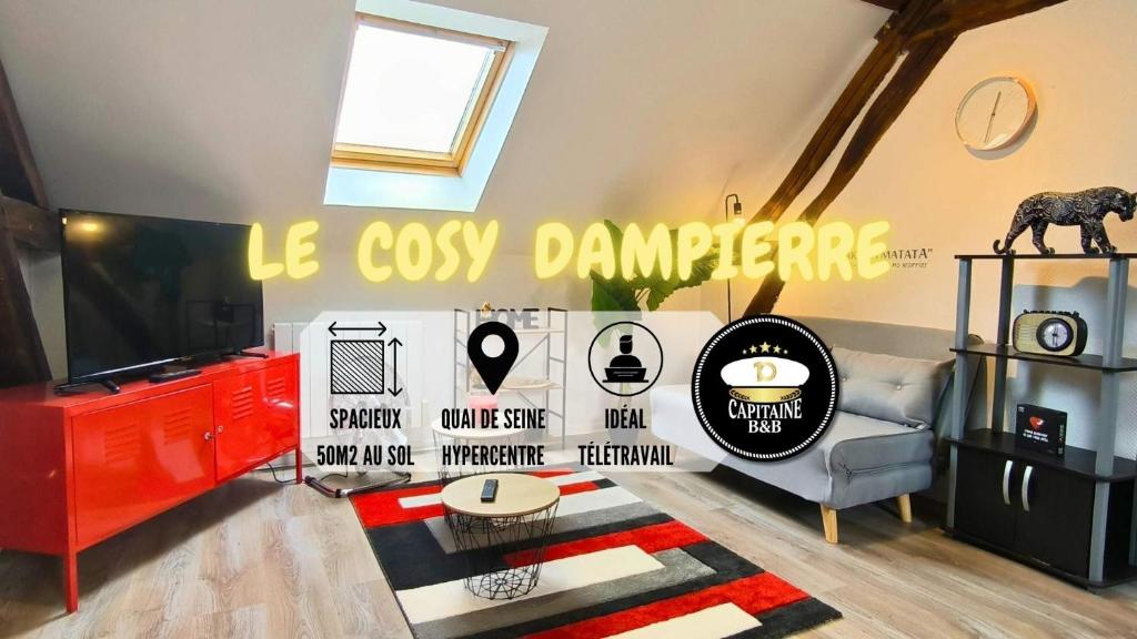 - un salon avec une grande télévision et un canapé dans l'établissement Le Cosy Dampierre, à Troyes