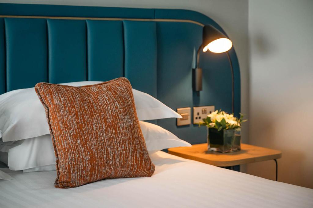 Postel nebo postele na pokoji v ubytování Waterford Viking Hotel