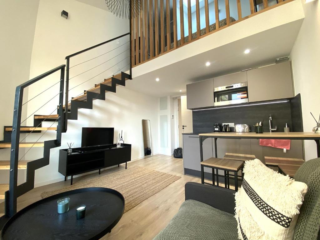un salon avec un escalier et une table dans l'établissement Hypercentre lamartine 513, à Nice