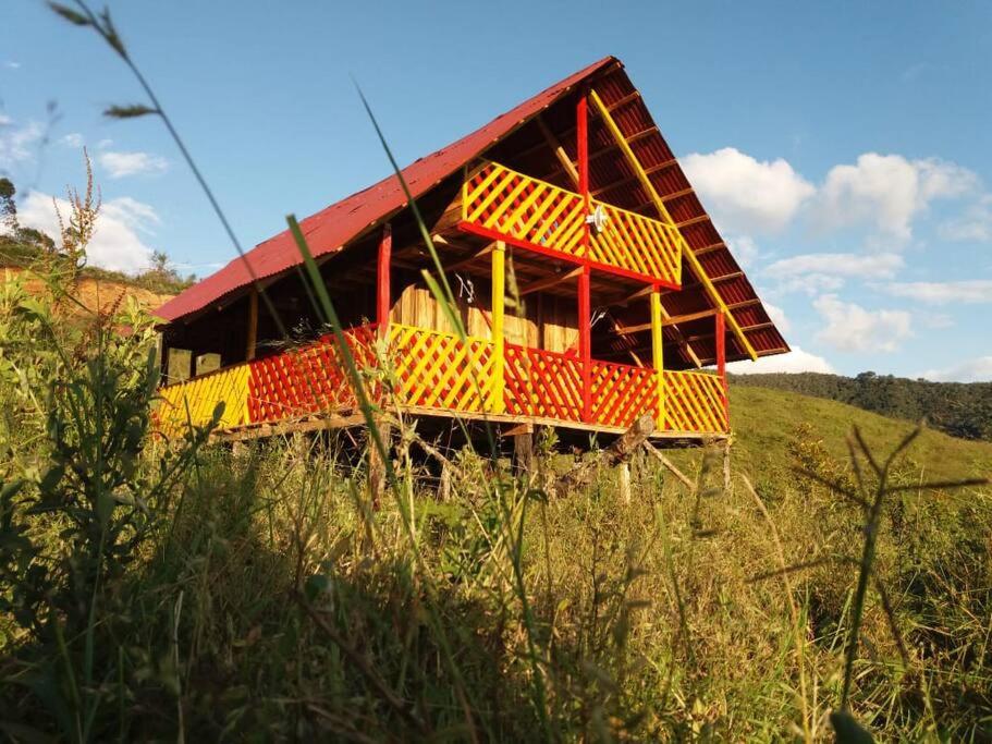 UrraoにあるA ver Aves, mágico lugar.の丘の上の赤い屋根の建物