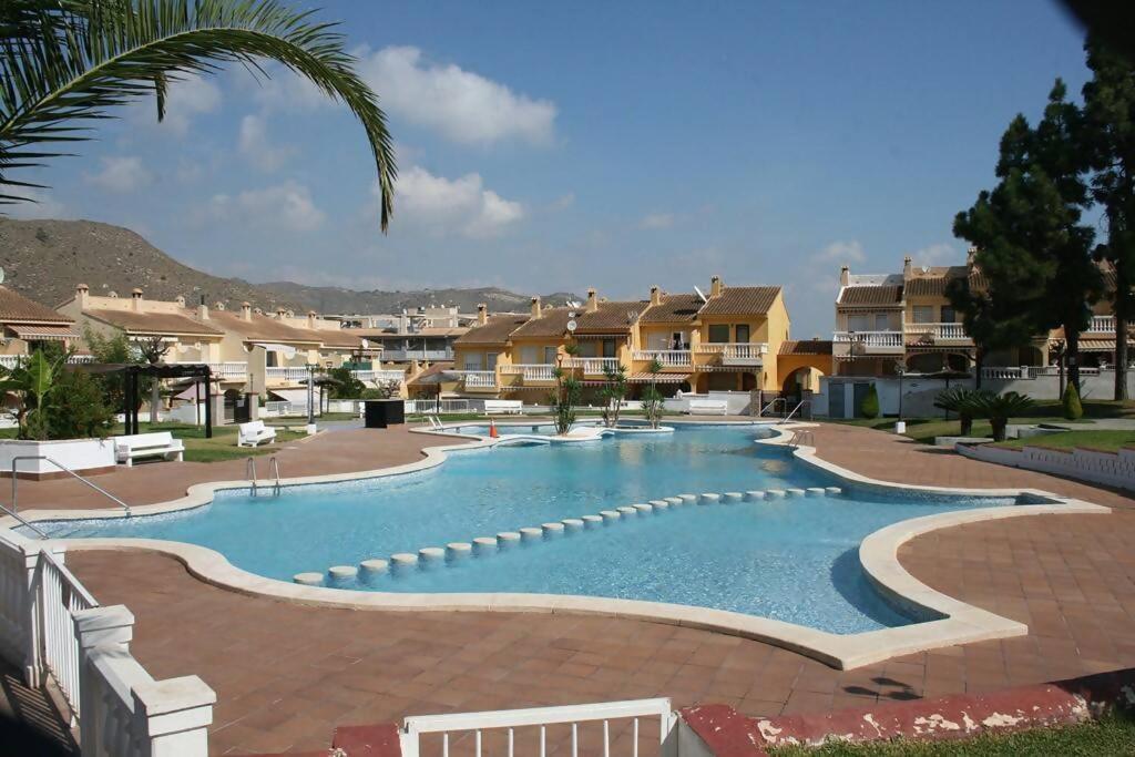 una piscina in un resort con case di Beautiful house El Campello with communal pool a El Campello