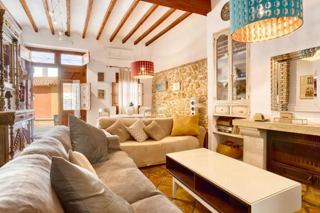 sala de estar con sofá y mesa en Casa Rural Les Avies cerca del mar, en La Nucía