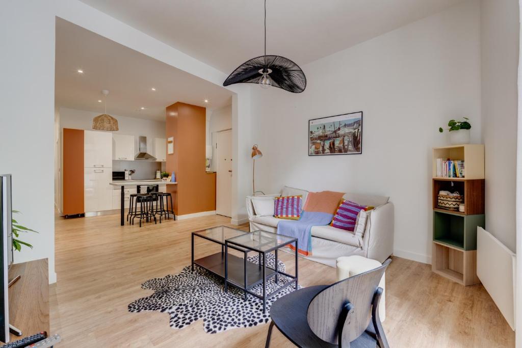 un salon avec un canapé et une table dans l'établissement Pause Pastel - Charmant & lumineux T3, à Toulouse