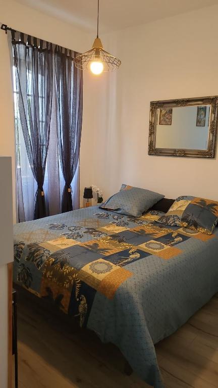 1 dormitorio con 1 cama con edredón en LE MANOIR PARADI, en Presles-et-Thierny