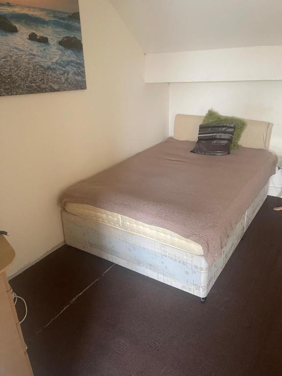 A bed or beds in a room at 1bed Cosy Flat Located in a Busy Area With Lots of Activities