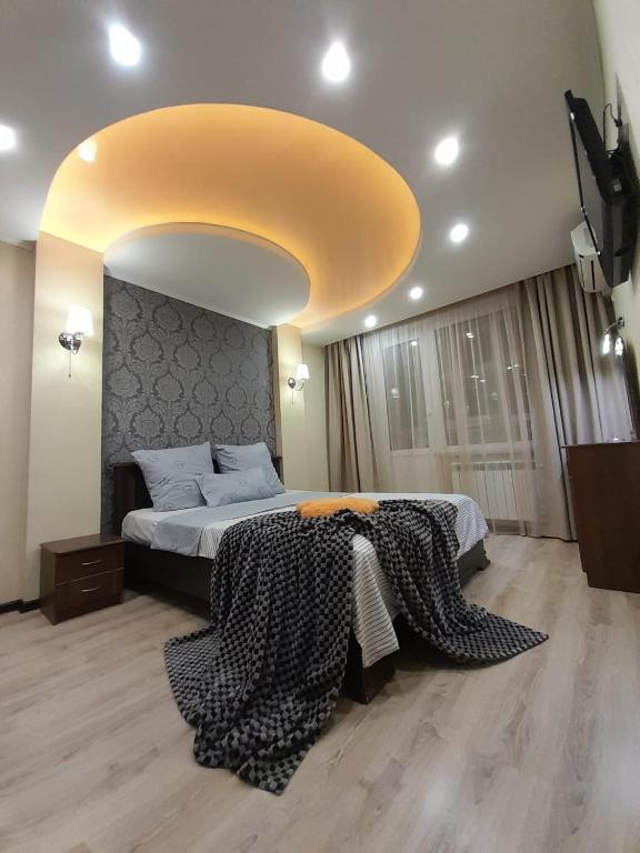 una camera da letto con un grande letto e un soffitto rotondo di Apartments Новые дома Масельского Хтз a Charkiv