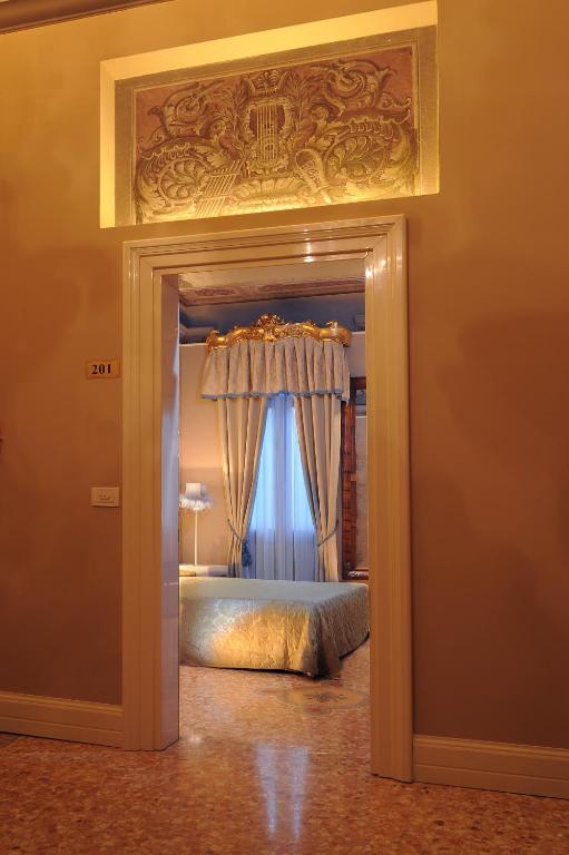 Postel nebo postele na pokoji v ubytování Hotel Ai Due Principi