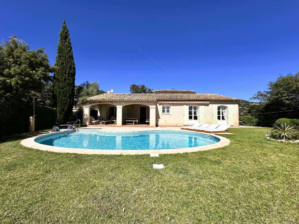 une maison avec une piscine dans la cour dans l'établissement L'Oulivo, Villa pour 10 personnes avec piscine privée dans le Domaine de Valcros à La Londe-les-Maures, à La Londe-les-Maures