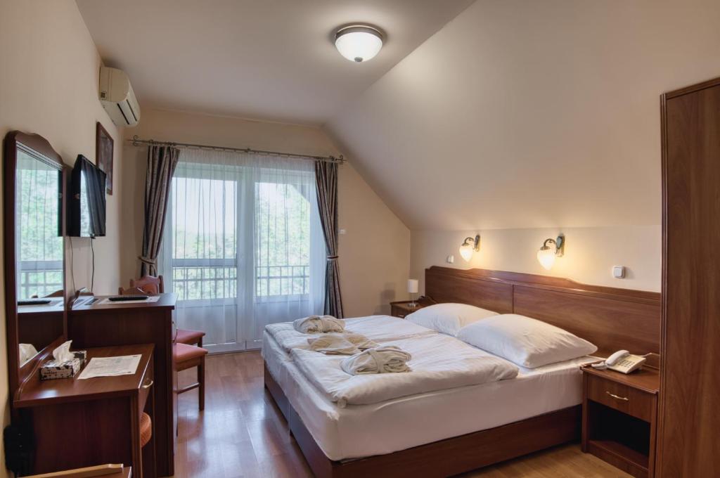 Posteľ alebo postele v izbe v ubytovaní Fried Kastély Hotel Simontornya