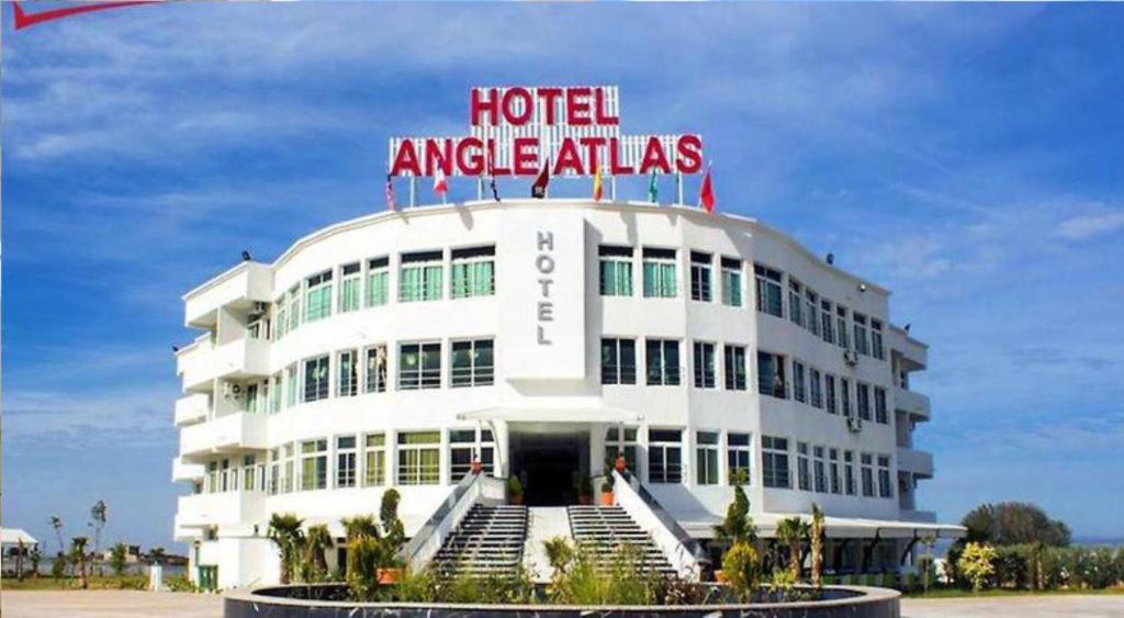 ein Gebäude mit einem Hotel Americacus darüber in der Unterkunft Hotel Angle Atlas in El Ksiba