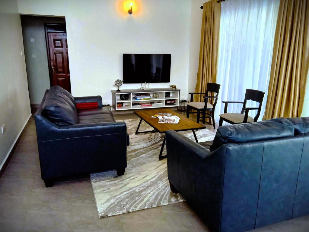 TV a/nebo společenská místnost v ubytování Enkai Farmhouse near Ol-Pejeta Nanyuki