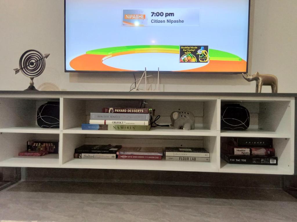 TV a/nebo společenská místnost v ubytování Enkai Farmhouse near Ol-Pejeta Nanyuki