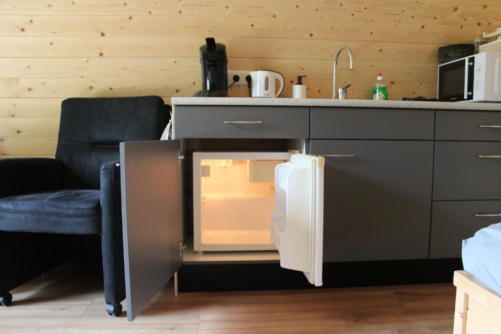 Kuchyň nebo kuchyňský kout v ubytování Camping pod: Lyts Dekema 2