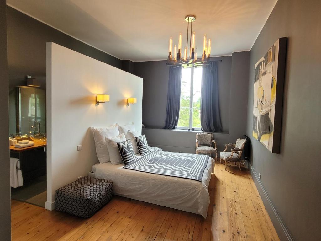 Postelja oz. postelje v sobi nastanitve Château Bernon Maison d Hotes - Piscine et sauna