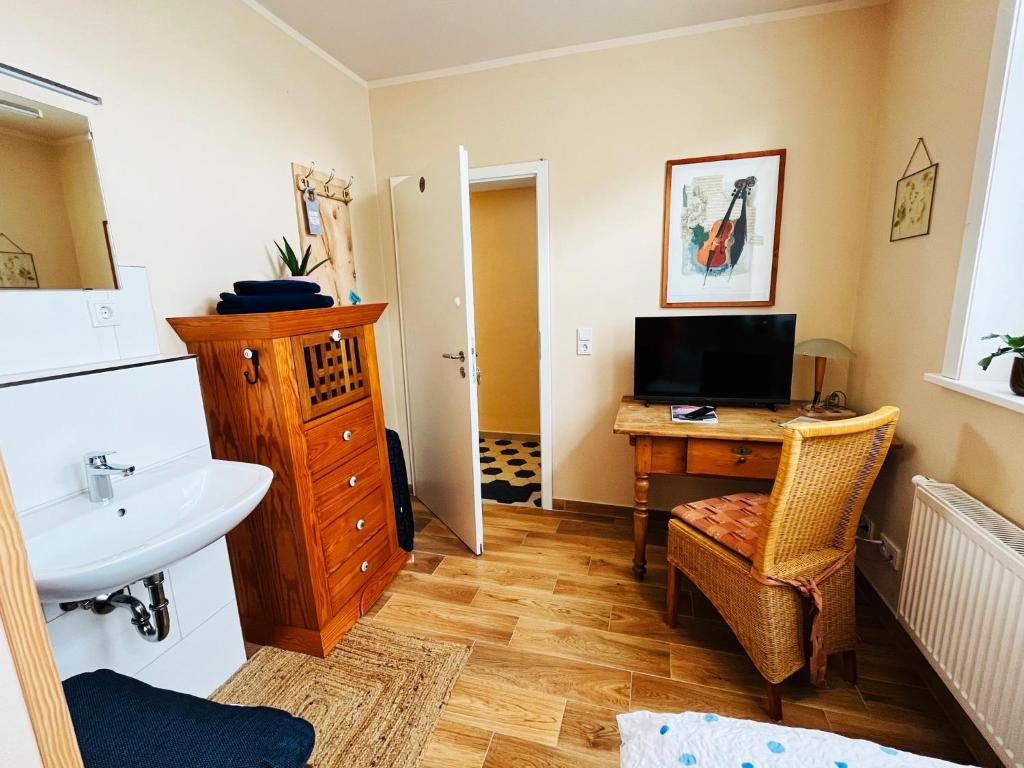 TV a/nebo společenská místnost v ubytování Altes Pfarrhaus Neustädt