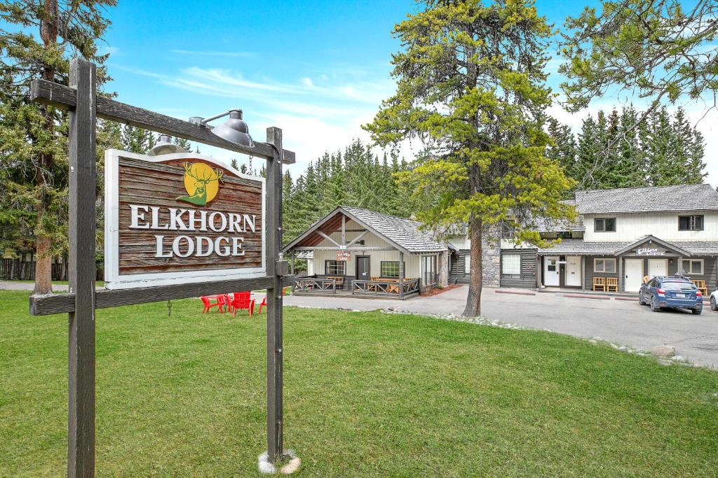 znak dla domku dla gości przed domem w obiekcie Elkhorn Lodge w mieście Banff