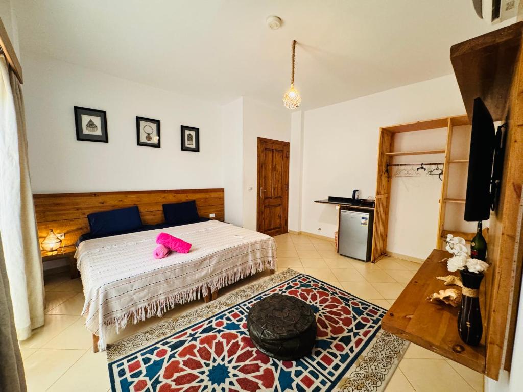 um quarto com uma cama com um objecto rosa em Ocean Life Dahab em Dahab