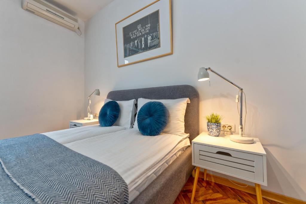 Una cama o camas en una habitación de ZigZag Belgrade