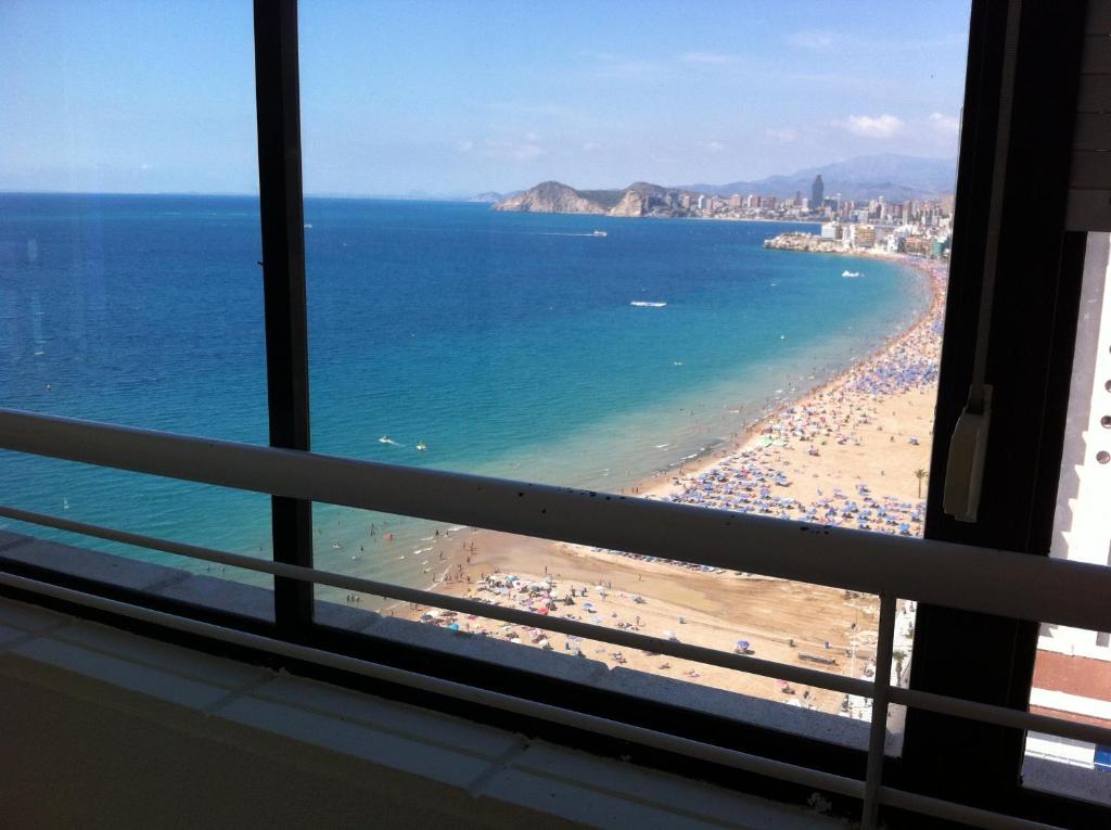 ベニドルムにあるApartamento Av Madrid 2Hのホテルの窓からビーチの景色を望めます。