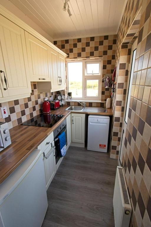 Kuchyň nebo kuchyňský kout v ubytování Seaside Cottage Escape in Cromane
