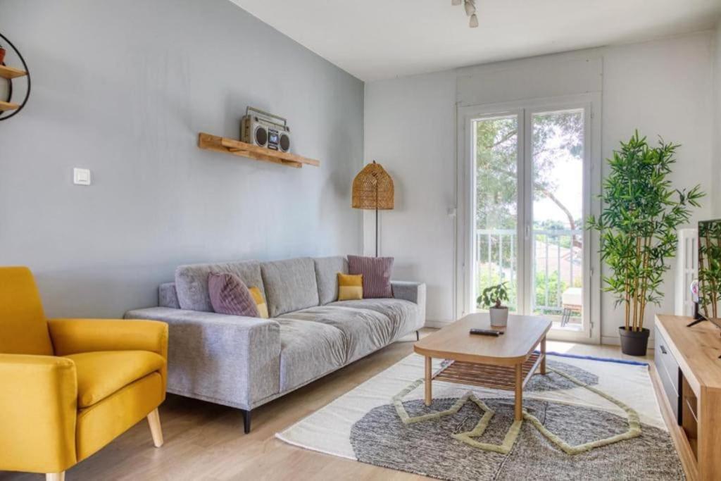 un salon avec un canapé et une table dans l'établissement Elégant T5 avec Clim & Terrasse, à Montpellier