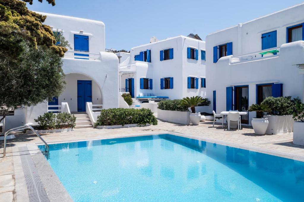 Bazén v ubytování Olive Tree & Capari Mykonos Town Homes & Apartments with Pool! nebo v jeho okolí