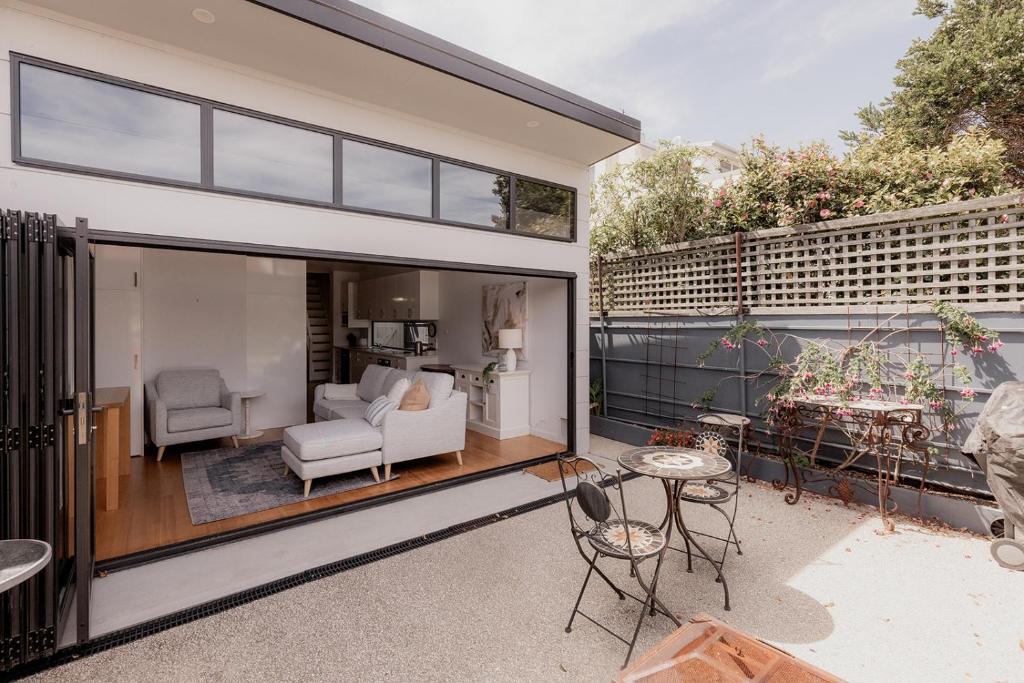 霍巴特Stay steps from Salamanca in historical cottage的带客厅和餐厅的开放式露台