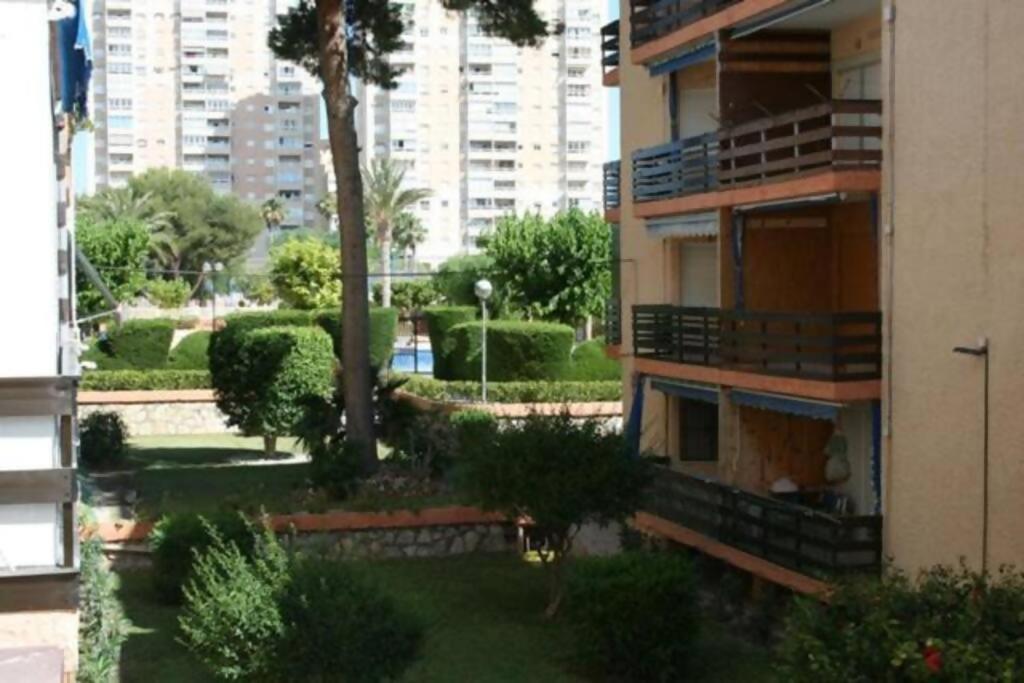un edificio de apartamentos con jardín en una ciudad en Las lanzas studio apartment Playa Muchavista, en El Campello