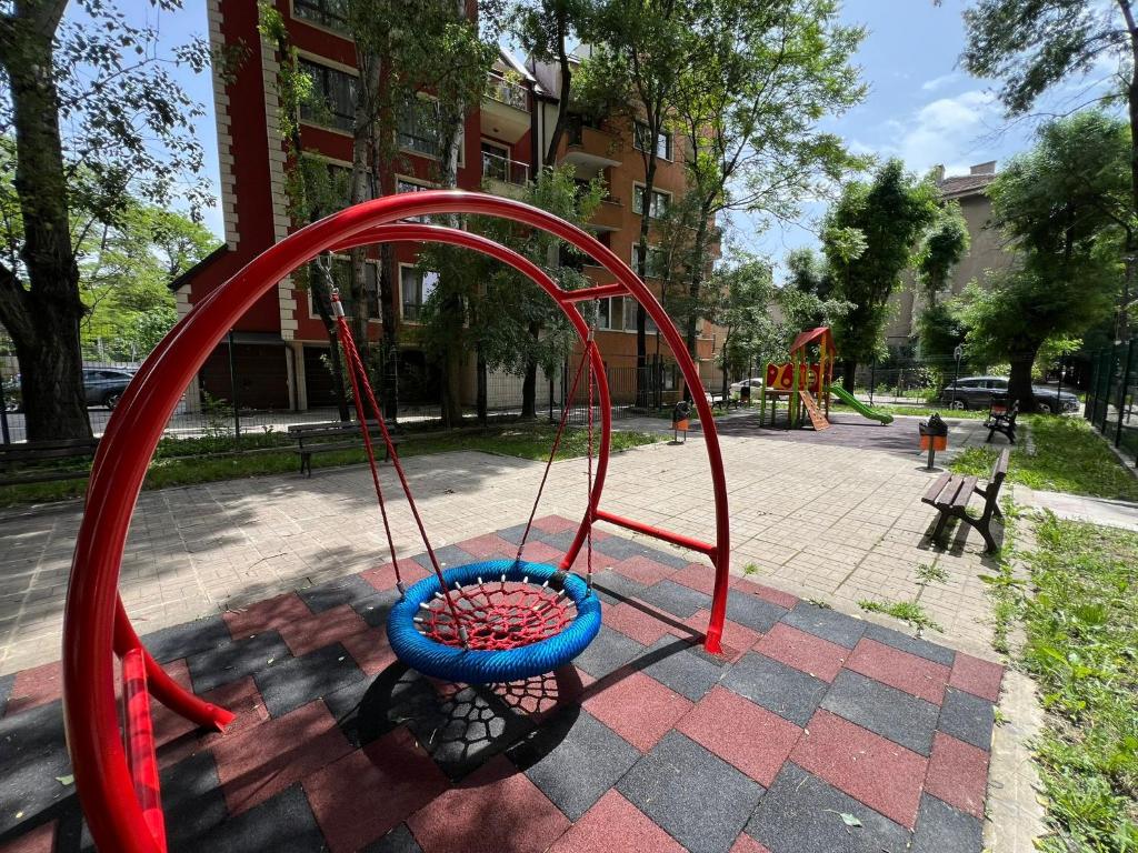 Herní místnost nebo prostor pro děti v ubytování Madrid 2BDR w Free Parking near Metro, Serdika Mall